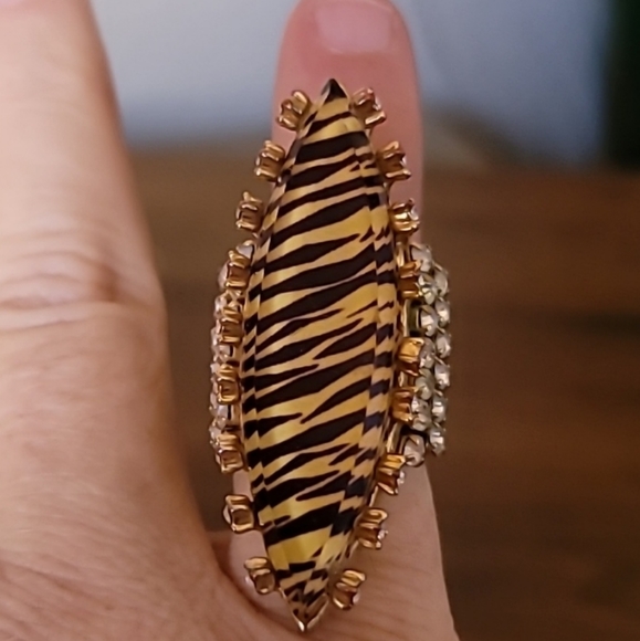 Vintage BETSEY JOHNSON Hollywood Glam Collection Tiger Motif Cocktail Ring. 7 - Picture 1 of 8